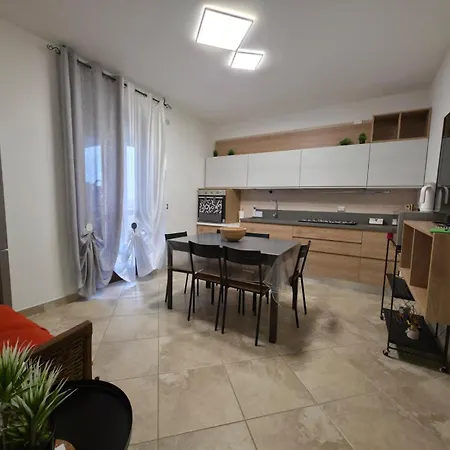 Lägenhet Apt-large Private Terrace - Sleeps 6 - Close To Bari Airport - Spacious And Relaxing-ddn House