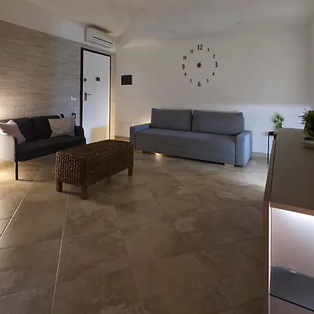 Apt-large Private Terrace - Sleeps 6 - Close To Bari Airport - Spacious And Relaxing-ddn House * Macchie (Bari)