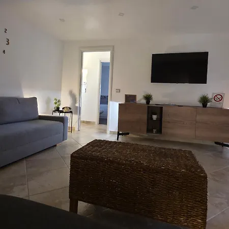 Apt-large Private Terrace - Sleeps 6 - Close To Bari Airport - Spacious And Relaxing-ddn House