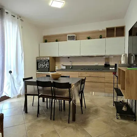 Appartement Apt-large Private Terrace - Sleeps 6 - Close To Bari Airport - Spacious And Relaxing-ddn House