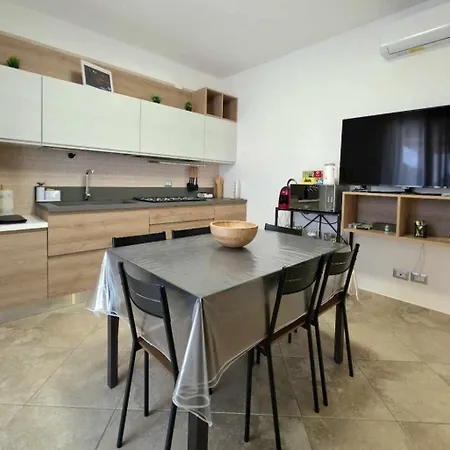 Apt-large Private Terrace - Sleeps 6 - Close To Bari Airport - Spacious And Relaxing-ddn House Apartamento